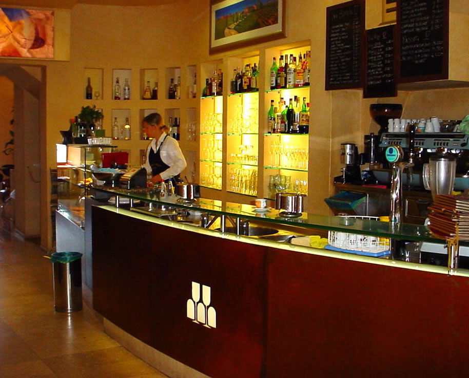Arredamento bar moderno banconi bar omif siena for Arredamento bar moderno usato