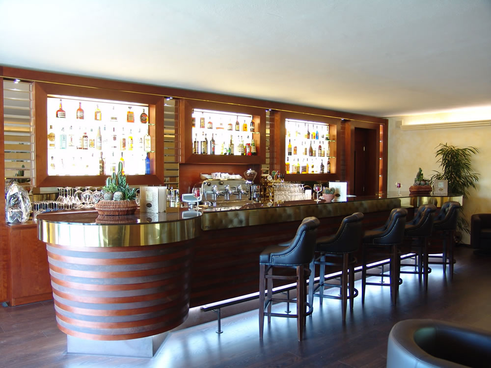 Arredamenti bar pasticcerie ristoranti alberghi omif siena di giannini Arredamenti per birrerie
