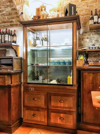 Arredi per Exclusive Furnitures per Mobile refrigerato dolci e vini (La Taverna San Giuseppe) - OMIF