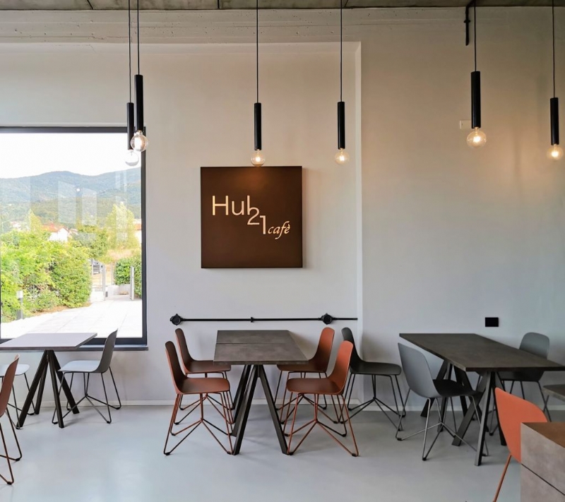 Realizzazione arredi Bar - Caffetterie - Lounge Bar come Hub 21 - Montale by OMIF