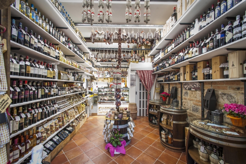 Realizzazione arredi Gastronomie - Locali Tipici come Capezzuoli - San Gimignano by OMIF