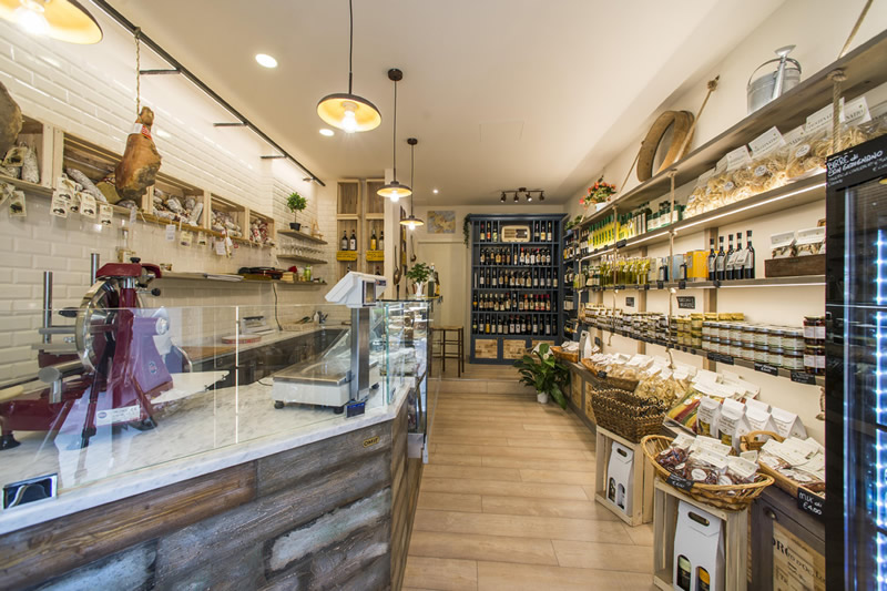 Arredi per Typical shop per Destinatio - San Gimignano - OMIF