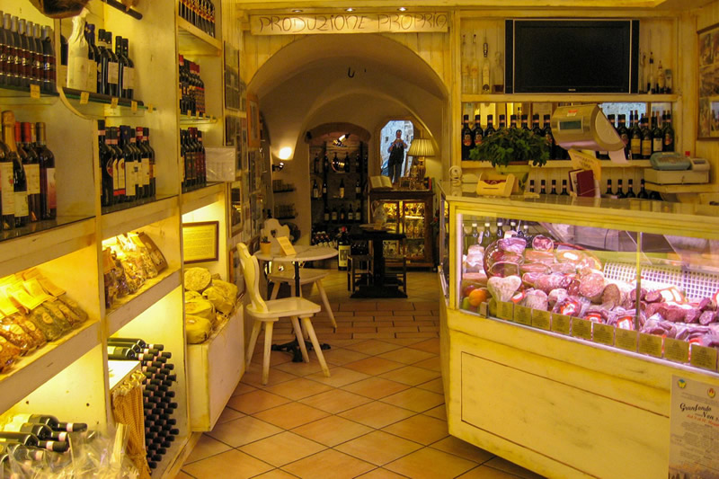 Arredi per Typical shop per La Buca - San Gimignano - OMIF