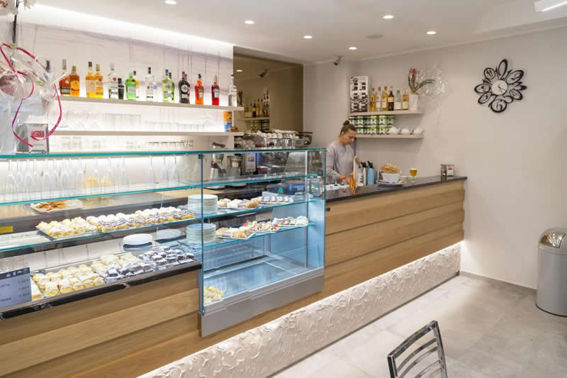 Arredo Bar Caffetterie Lounge Bar per Bar Roxy Follonica